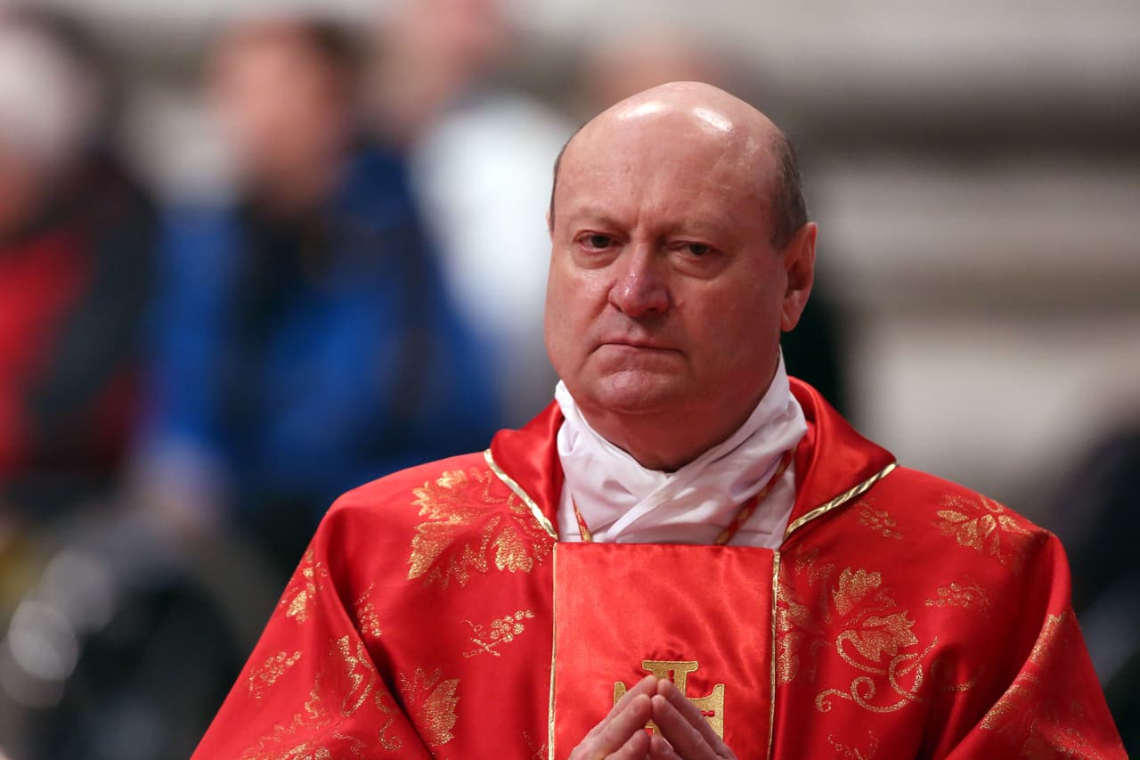 GIANFRANCO RAVASI, CARDENAL. "Ground Control to Major Tom Commencing countdown, engines on Check ignition and may God's love be with you (David Bowie)" , con la letra del emblemático tema 'Space Oddity', el también sacerdote se despidió de la estrella.