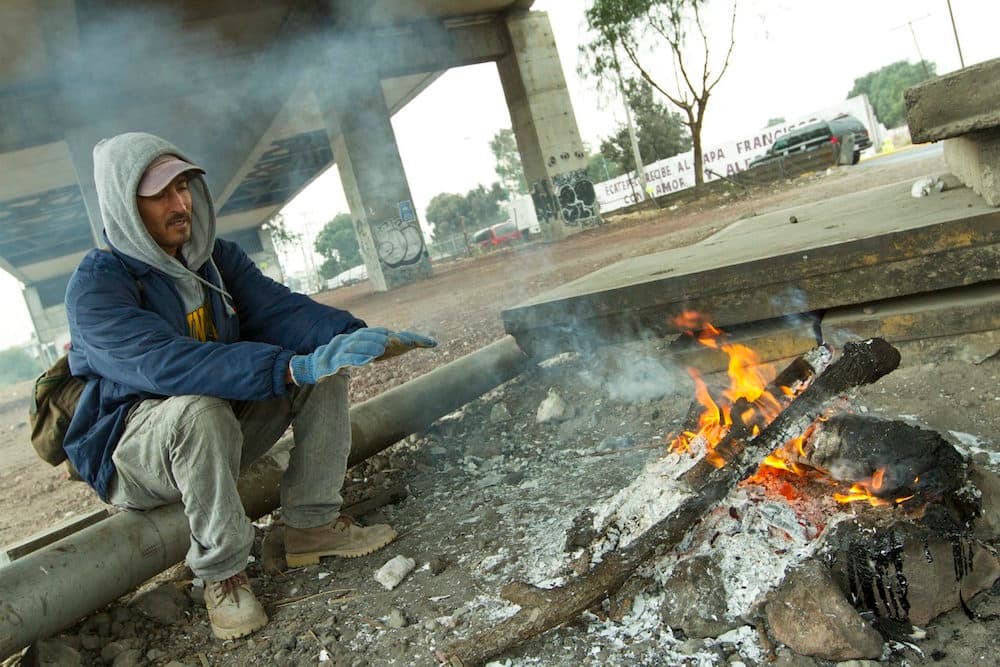 Alejandro apenas lleva menos de dos dólares para su largo viaje