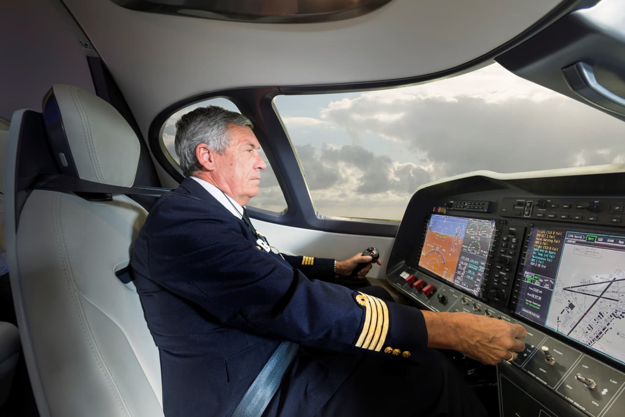 El avión, propulsado por tres motores eléctricos, es capaz de volar con nueve pasajeros y una sola carga de energía hasta una distancia de 650 millas (1,050 kilómetros), a una velocidad de crucero de 276 millas por hora (445 kph). En la fotografía, un piloto manipula los controles de la aeronave durante la presentación.