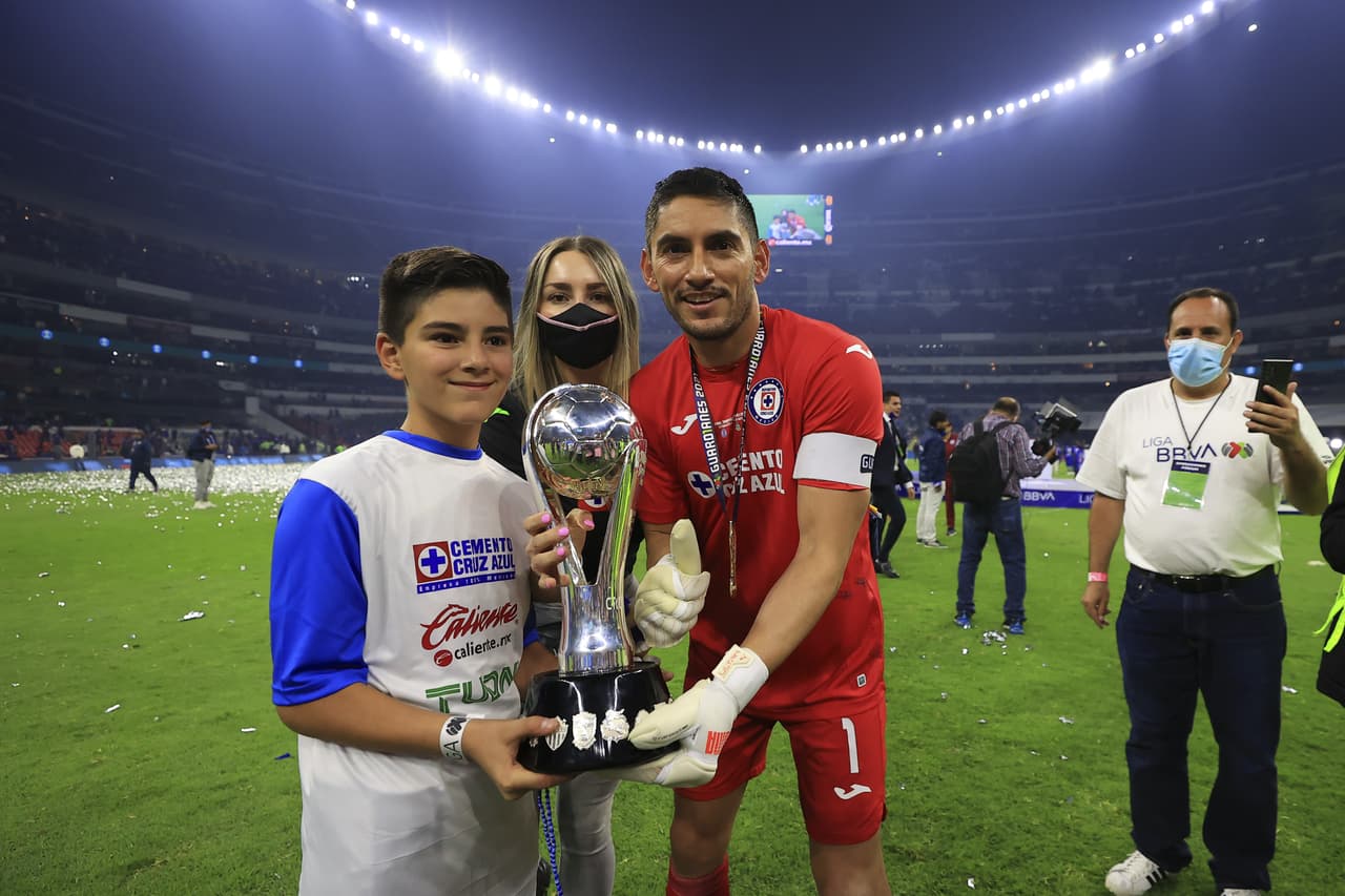 Todo el plantel de Cruz Azul festejó en grande la obtención del título del Guard1anes 2021 tras vencer a Santos en el marcador global de la Gran Final.