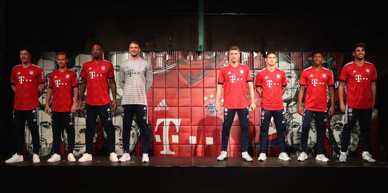 Este martes, en Múnich, el F.C. Bayern realizó la presentación de su nueva playera para la próxima temporada con varios de sus jugadores que son imagen de la reconocida marca alemana encargada de confeccionar sus uniformes. Este se estrenerá en el último juego de la Bundesliga ante el Stuttgart y se volverá a usar en la final de la DFB Pokal ante el Eintracht Frankfurt de Carlos Salcedo y Marco Fabián.