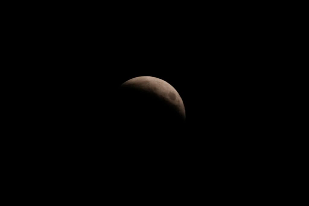 Chicago tendrá un eclipse lunar parcial profundo con una cobertura umbral cercana al 96%. La fase parcial inicia 9:33 p.m., alcanza máximo 11:12 p.m. y termina 12:51 a.m. Se observa a simple vista sin filtros.