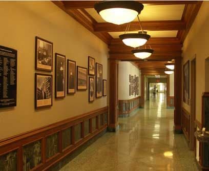 Hospital de Santa Rosa: Muchas personas prefieren trabajar en la noche, porque aseguran que ellos han visto u oído hablar a una mujer que viste hábito, pero sin cabeza en los pasillos de este hospital.