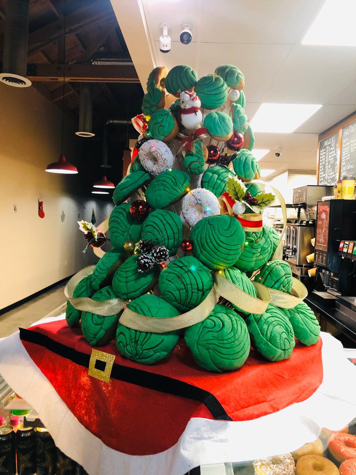 La concha es un panecillo tradicional netamente hispano y el Árbol de Navidad es el máximo síbolo de las fiestas en los Estados Unidos.