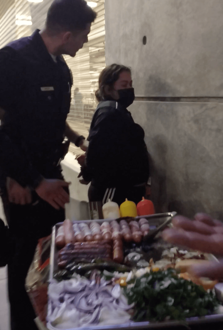 El video de 30 segundos que capta las acciones de oficiales han generado controversia entre la comunidad.