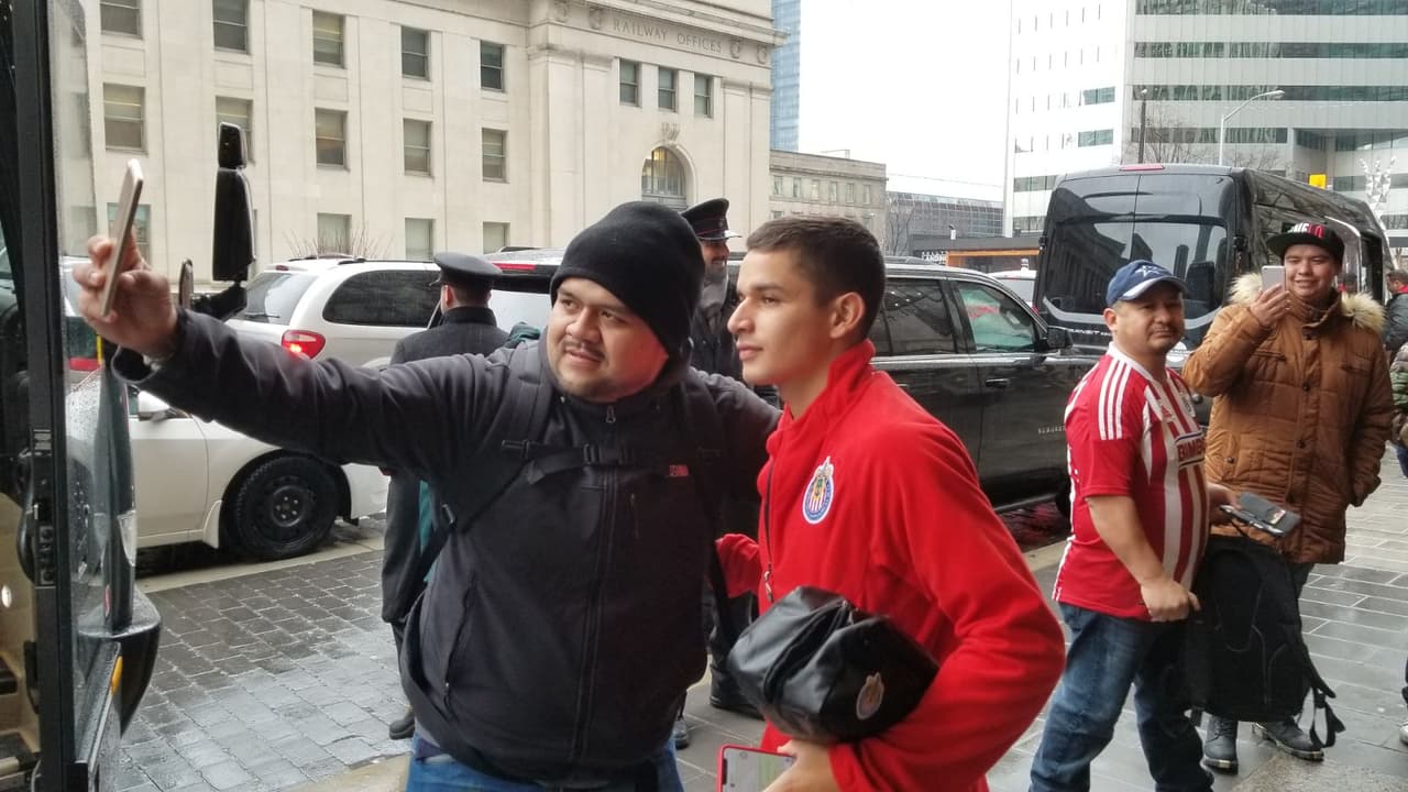 Fanáticos llegaron al sitio donde Chivas de Guadalajara se hospeda para apoyar a los jugadores previo al partido de ida de la final contra Toronto FC en la Liga de Campeones de Concacaf.