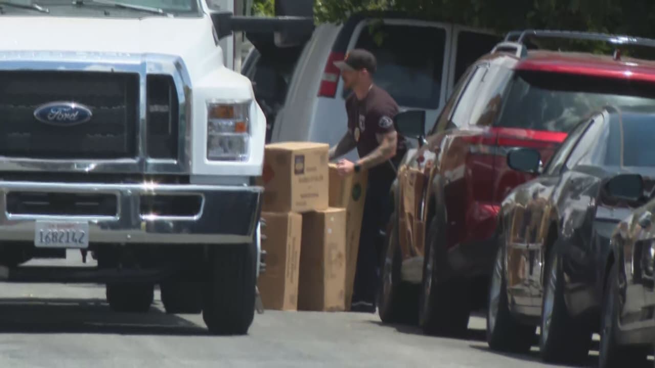 Los materiales llenaron al menos tres camiones de caja y se esperaba un cuarto alrededor del mediodía.