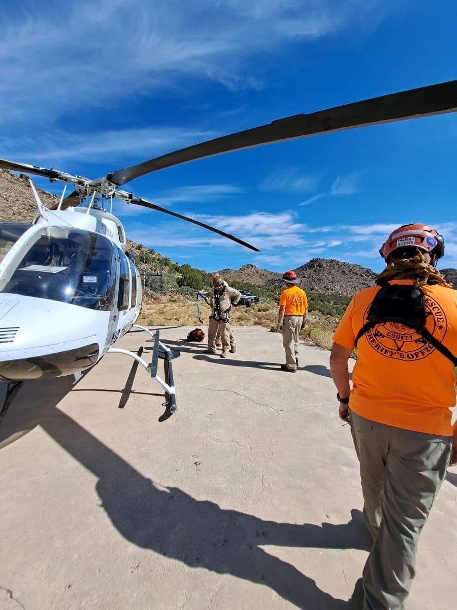 Los equipos de búsqueda en el área de entrenamiento solicitaron el apoyo del helicóptero Western Air Rescue para localizar a un excursionista herido en las montañas Cerbat.