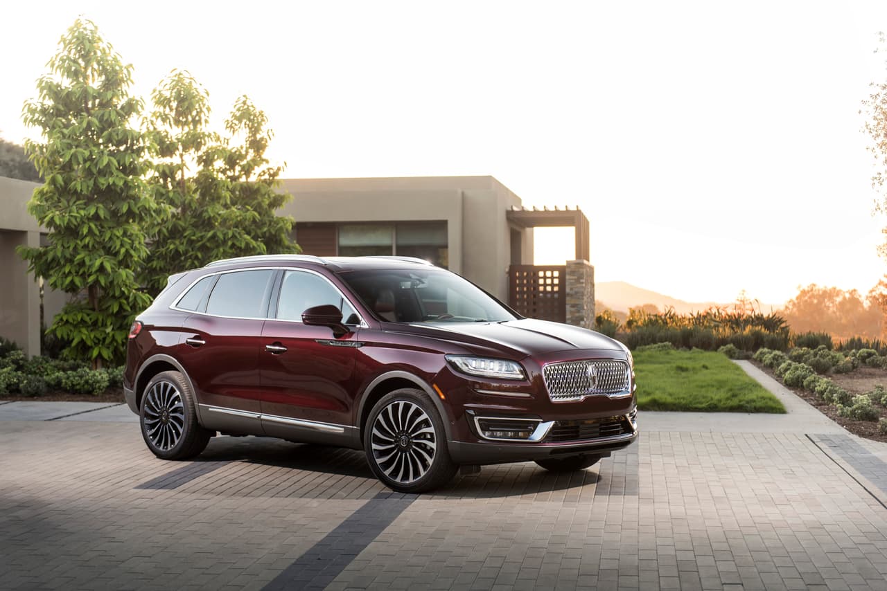 <b>Lincoln Nautilius 2019</b>
<br>La Lincoln MKX cambia de nombre y adopta el mobre de Nautilius y será lanzada también el próximo verano.
<a href="http://uni.vi/BF6j100S3cV" target="_blank">Esta SUV de lujo integra detalles en el frente</a> que ya vemos en modelos como el Lincoln Continental o la Navigator.
<br>También cuenta con dos motores turbocargados cuatro cilindros con potencias de 245 hp y 335 hp. Ambos con transmisión automática de ocho velocidades.