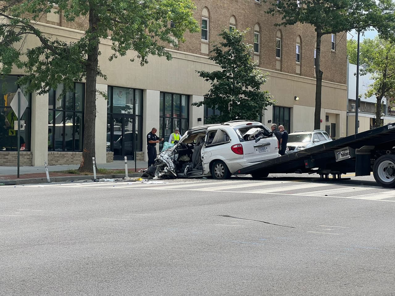 El vehículo se ve parcialmente desecho de la parte de adelante.