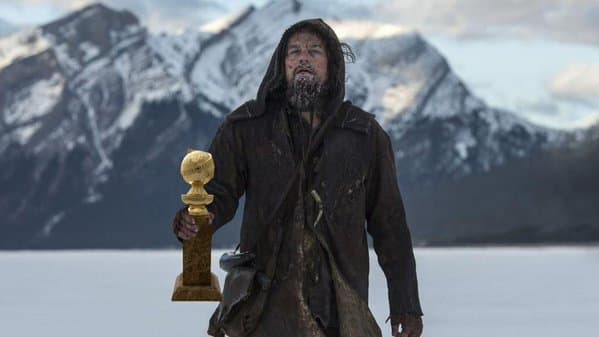 Con su premio en mano.