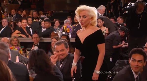 Cuando Lady Gaga caminó para recibir su premio, Leo DiCaprio hizo una carita muy graciosa.