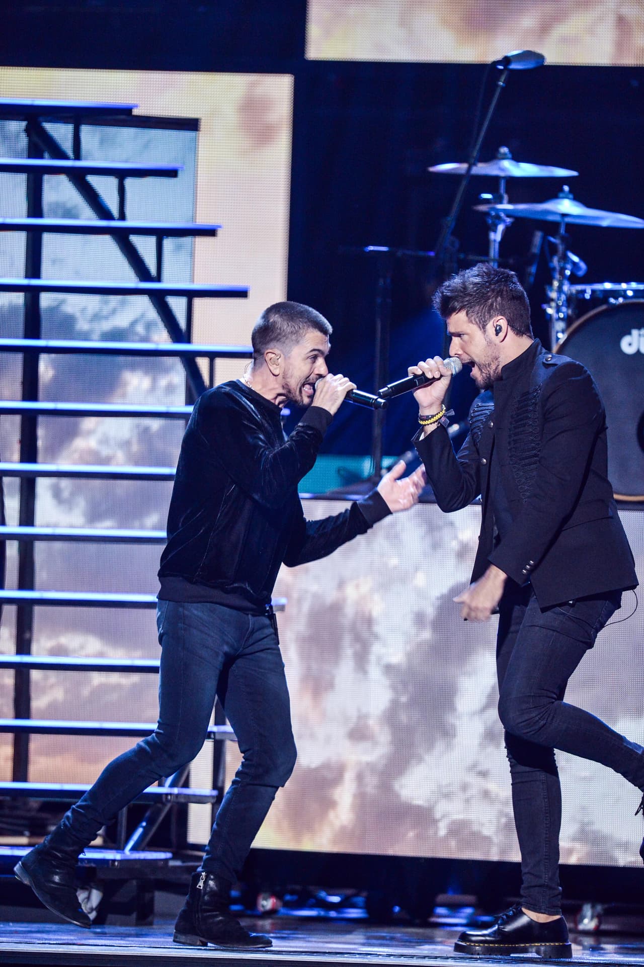 Juanes y Pablo Lopez hicieron un espectacular opening de la noche de Latin GRAMMY 2016....