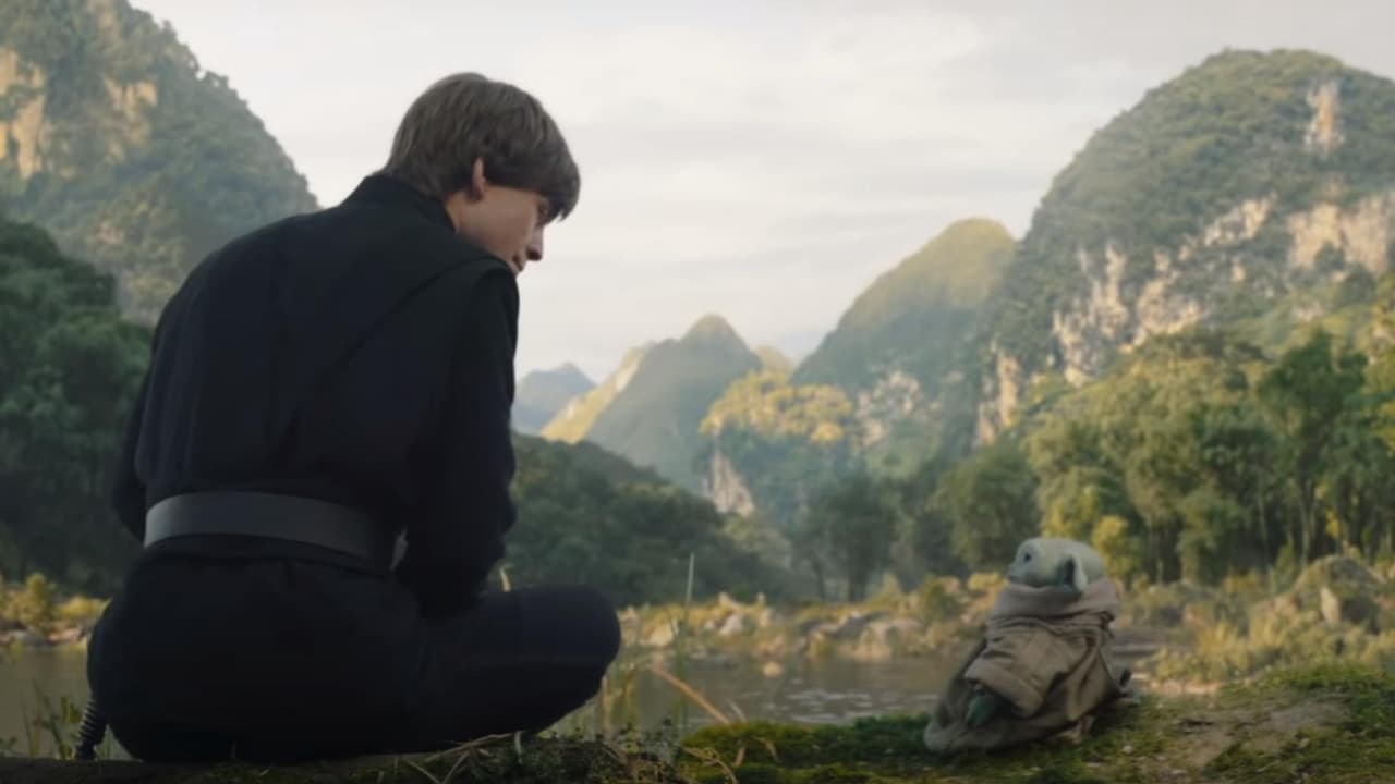 Grogu y Luke Skywalker en el planeta donde se construye un nuevo templo jedi.