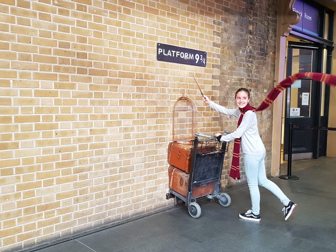 La fan de Harry Potter Elena García en la estación King Cross de Londres.
