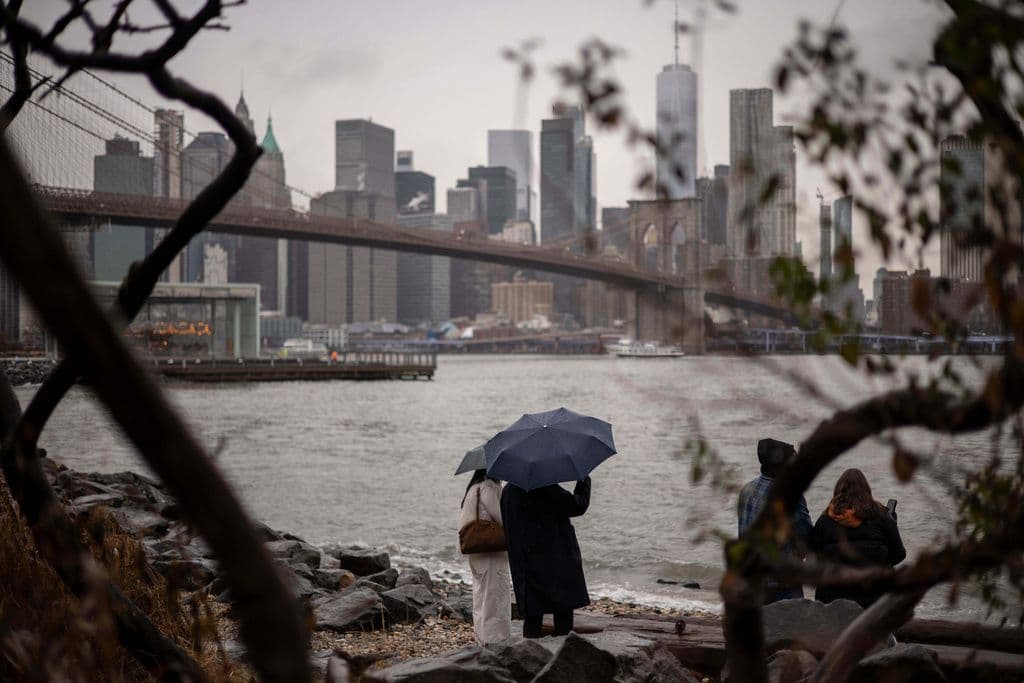 <b>Nueva York:</b> La ciudad presenta el mayor costo de las seis urbes analizadas. En 2023, el alquiler promedio mensual de una vivienda de dos habitaciones fue de 4,750 dólares, equivalente a
<b>57,000 dólares </b>al año. Según los datos de la Oficina del Censo, esta cantidad supera los dos tercios de los ingresos medianos de los hogares, convirtiendo a la ciudad en el caso de mayor presión sobre los ingresos familiares entre las ciudades consideradas.