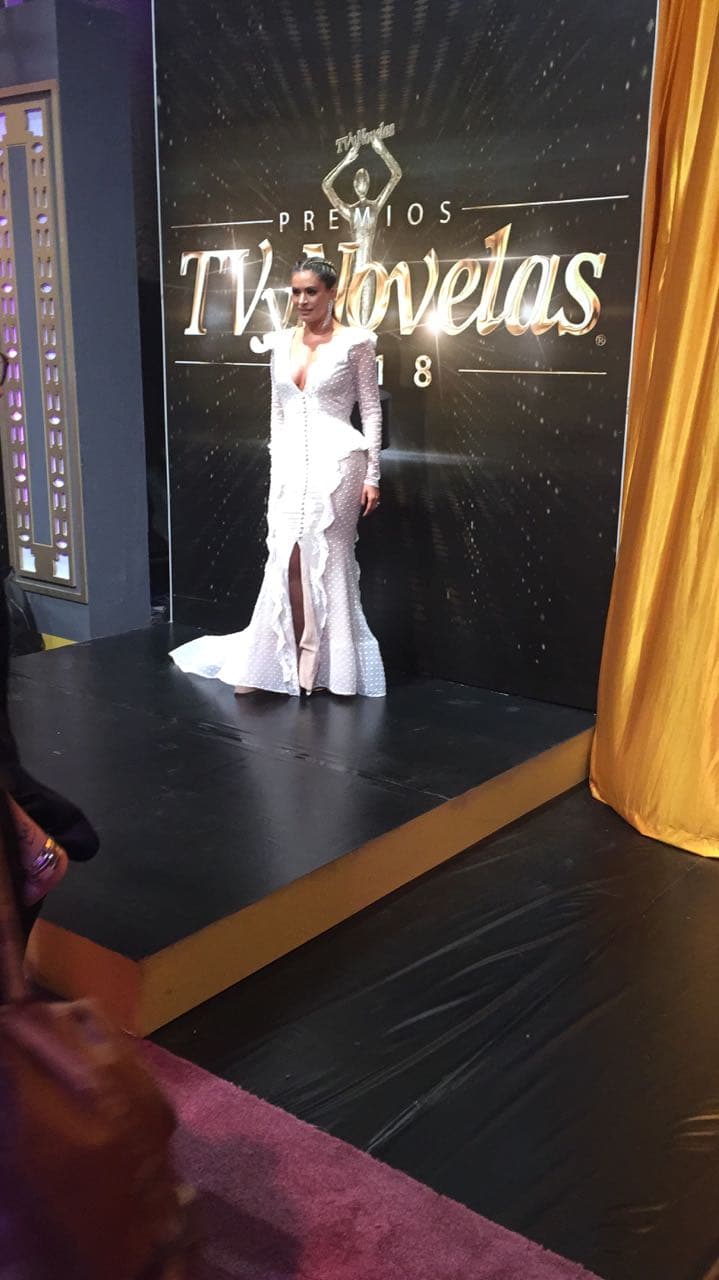 La actriz y conductora Galilea Montijo lució un vestido en color blanco y con incrustaciones de pedrería creado por la diseñadora mexicana Luciana Balderrama.