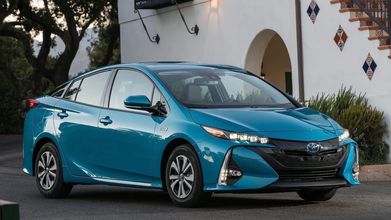 <h3 class="cms-H3-H3"><b>8. Toyota Prius Prime</b></h3>
<br>La versión recargable por enchufe del Toyota Prius es capaz de recorrer 23 millas en modo puramente eléctrico, para después convertirse en un Prius regular. Para acceder a tal privilegio hay que sacrificar un puesto en la fila trasera. El Pruis Primer rinde un promedio combinado de 50 millas por galón.