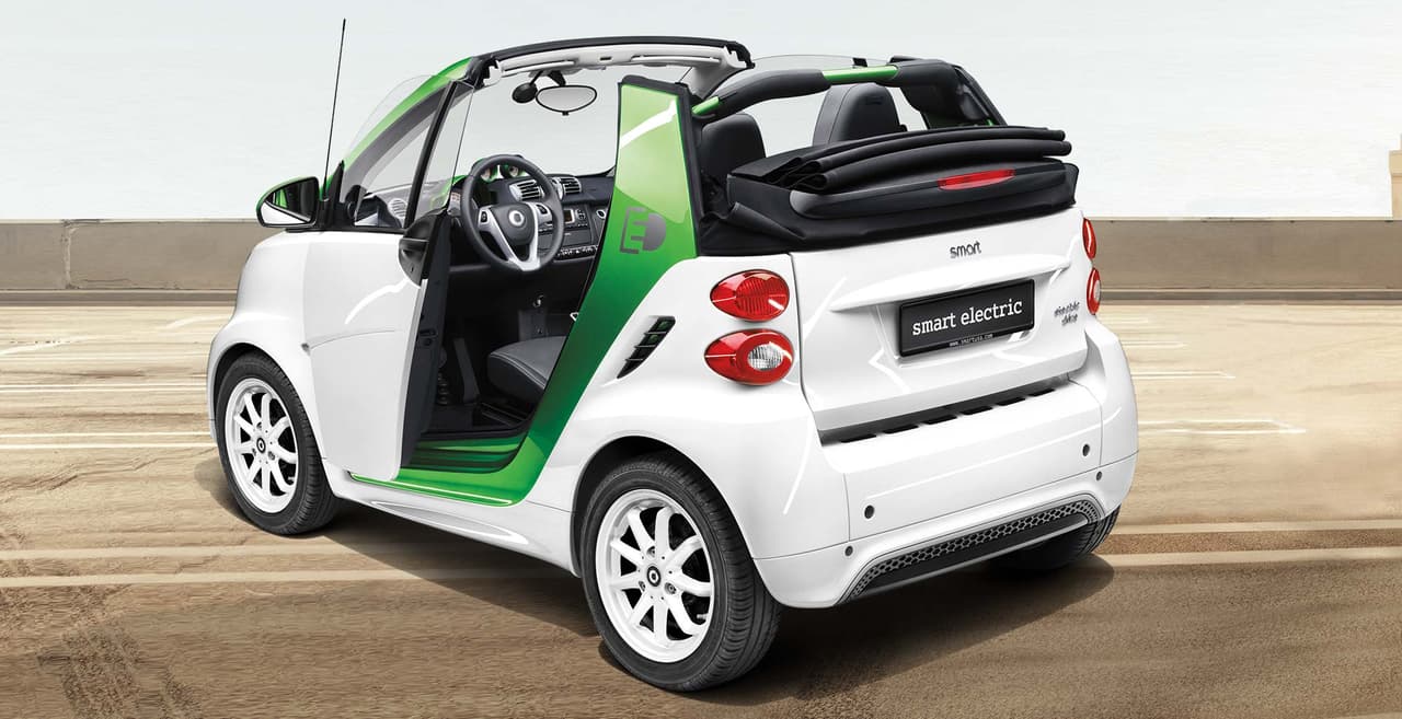 1. Smart ForTwo Electric Drive Convertible / Coupe (63 pts): El pequeño dos puestos fabricado por Daimler ganó el primer lugar en la lista de los más verdes de Greencars.org. El ForTwo Electric Drive cuenta con una gran tecnología pero francamente merece un mejor empaque. Con un montón torque desde la primera décima de segundo, autonomía de 68 millas, y un manejo suave y amigable el Smart eléctrico sería todo un éxito con un asiento trasero.