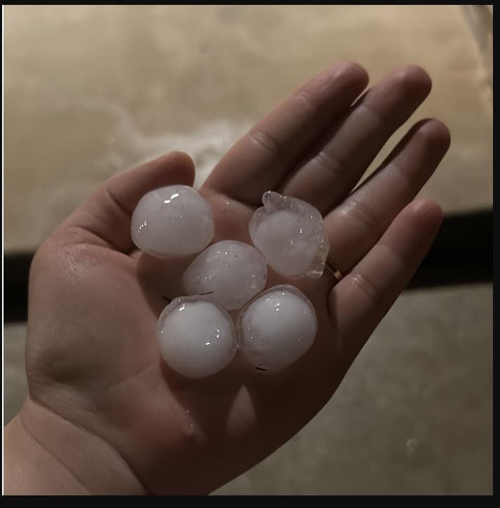 Vecinos de estas zonas fueron despertados por los fuertes golpes que eran causados por el enorme granizo.