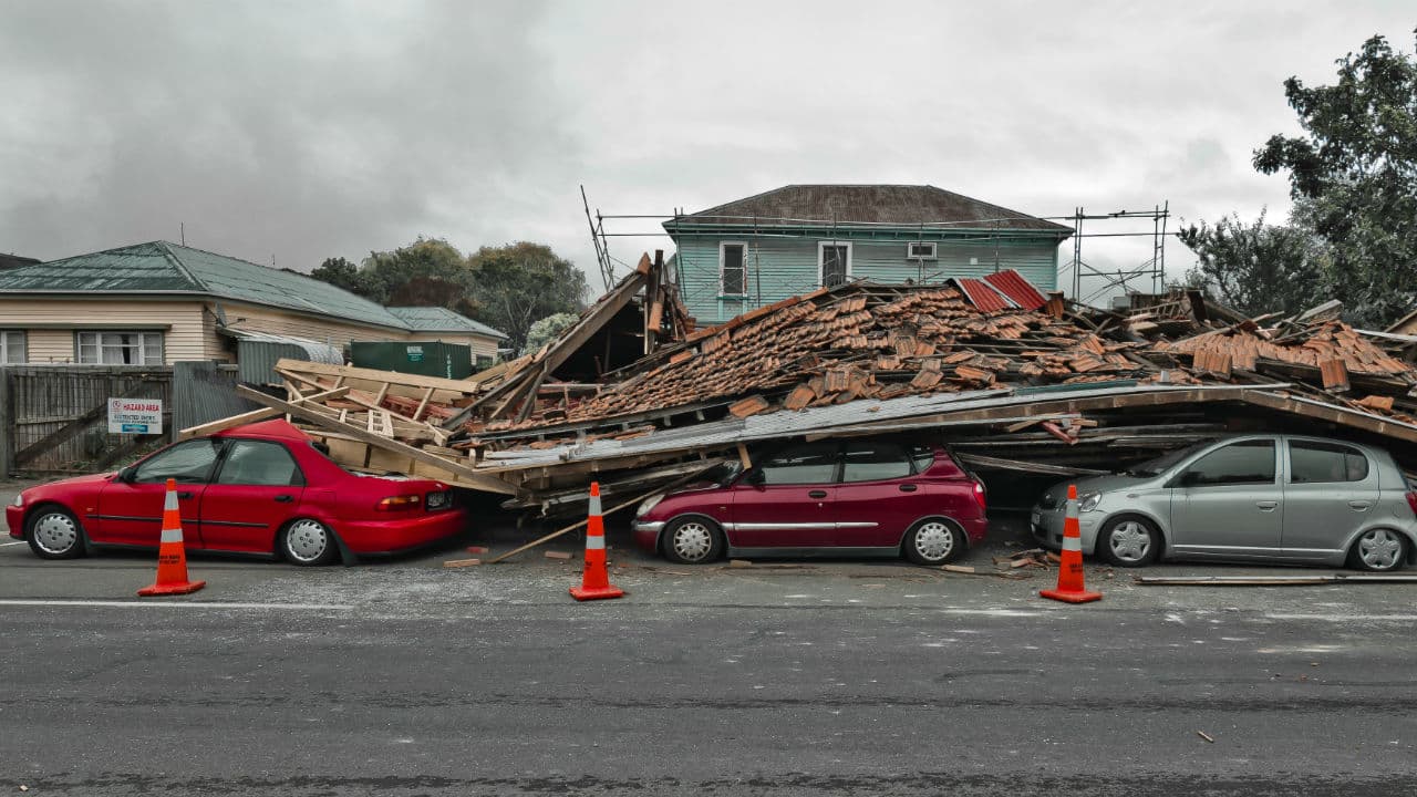 En caso de que tu auto se vea afectado, conserva la calma y espera la llegada de equipos de rescate.
