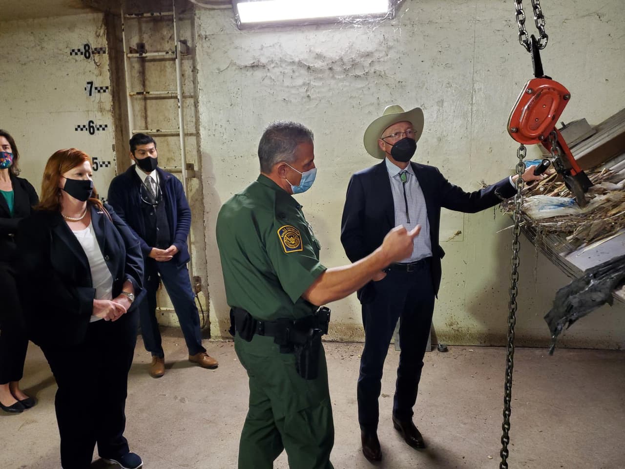 Durante su recorrido por la frontera de Arizona visitó la estación de la Patrulla Fronteriza en Nogales donde hablaron de los recursos que tienen para la detención de indocumentados.
