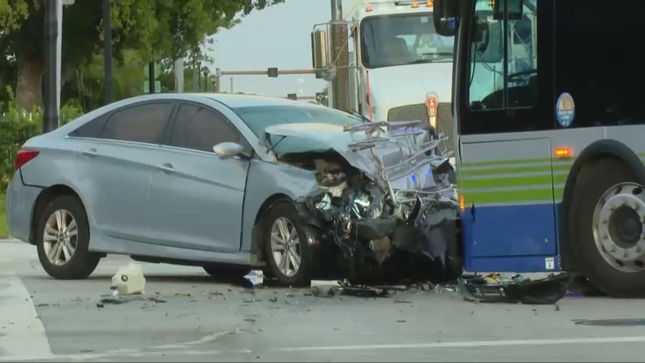 Joven hispana de 22 años muere en choque con un autobús del condado en Miami Gardens