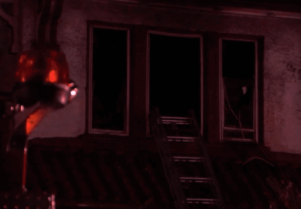 Las autoridades dicen que el fuego se mostraba desde el primer nivel de una vivienda de dos pisos con un bebé de 7 meses atrapado en el segundo piso.