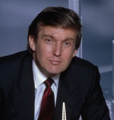 Donald Trump posa para una fotografía durante el ascenso de su carrera empresarial en Nueva York, donde construyó su imagen como desarrollador inmobiliario.