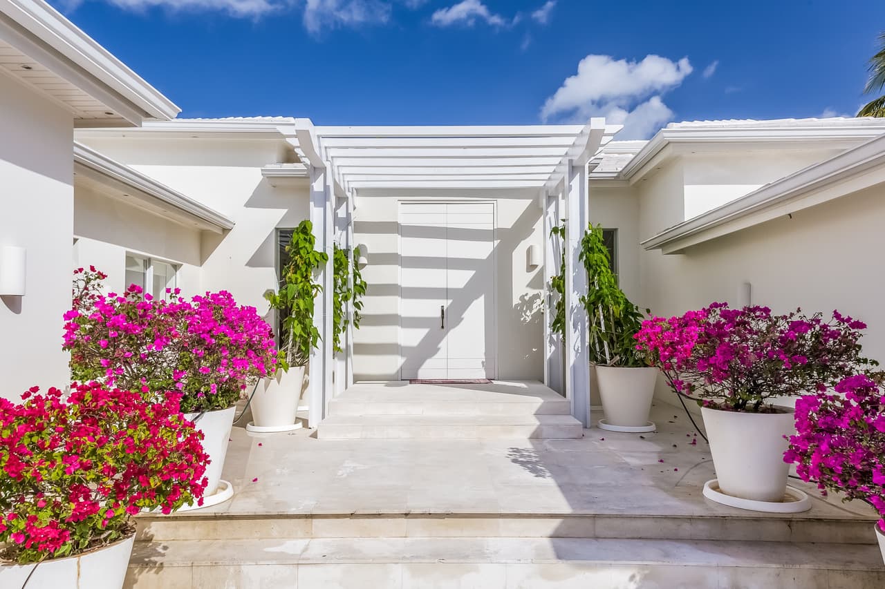 El hermano de la cantautora colombiana,
<b>Antonio Mebarak</b> y Ana Lourdes Martínez, de
<b><a href="https://www.elliman.com/">Douglas Elliman Real Estate</a></b> tienen a su cargo la venta de la mansión dotada de todas las comodidades necesarias para moverse por el lugar con los 'pies descalzos'.