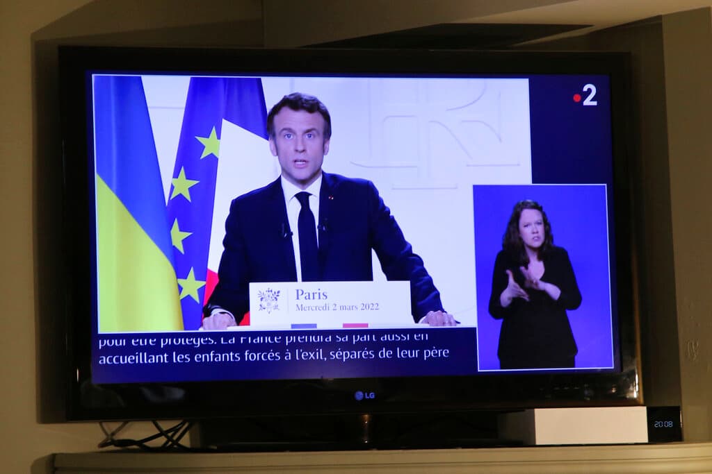 El presidente francés, Emmanuel Macron, pronuncia un discurso televisivo a nivel nacional sobre la situación en Ucrania, el miércoles 2 de marzo de 2022.