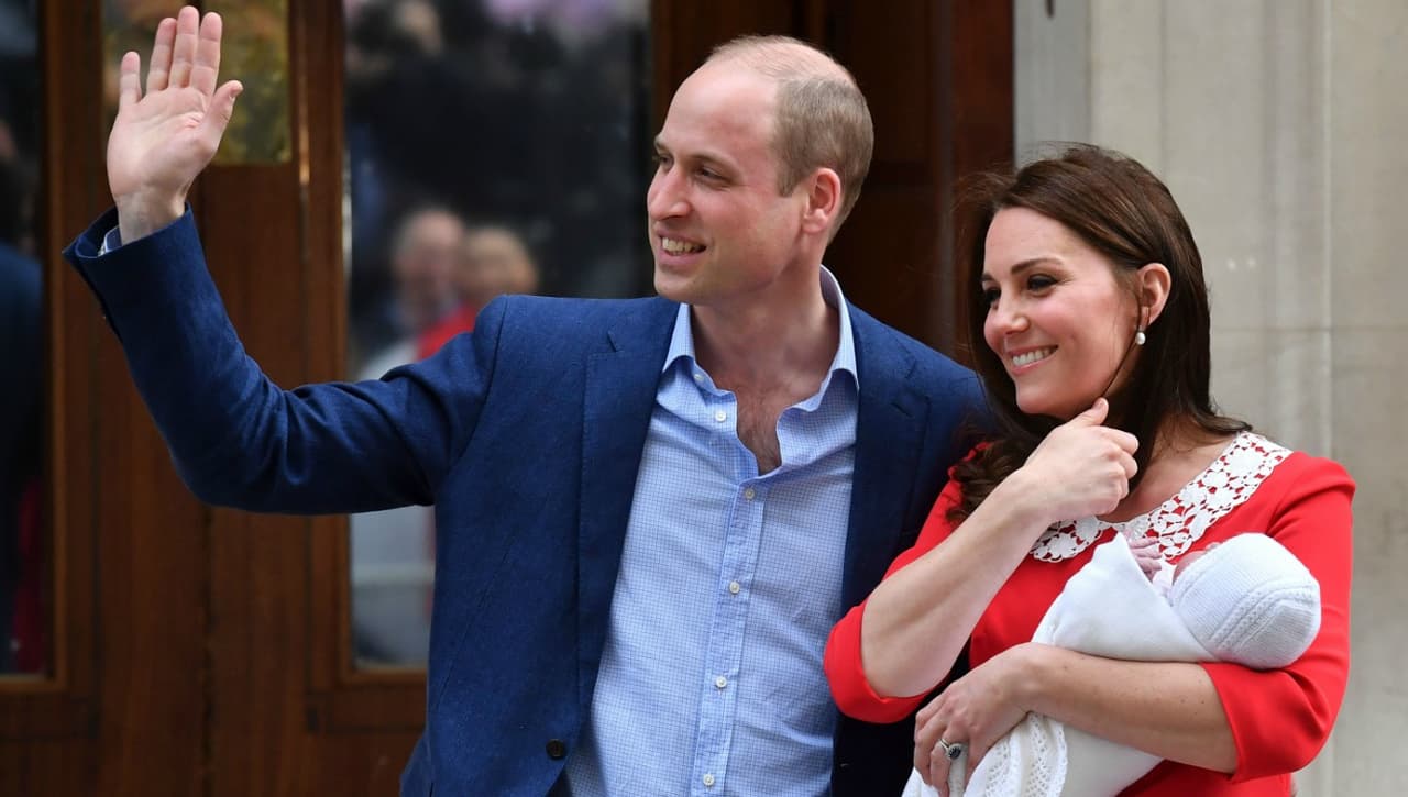 Sin embargo, nada es casualidad. La duquesa salió del Lindo Wing en el St Marys Hospital enfundada en un
<b>vestido rojo de corte recto a la rodilla</b> y mangas tres cuartos que remataba con un cuello ‘Peter Pan’ en encaje blanco. Un look perfectamente estudiado para la ocasión.
<br>