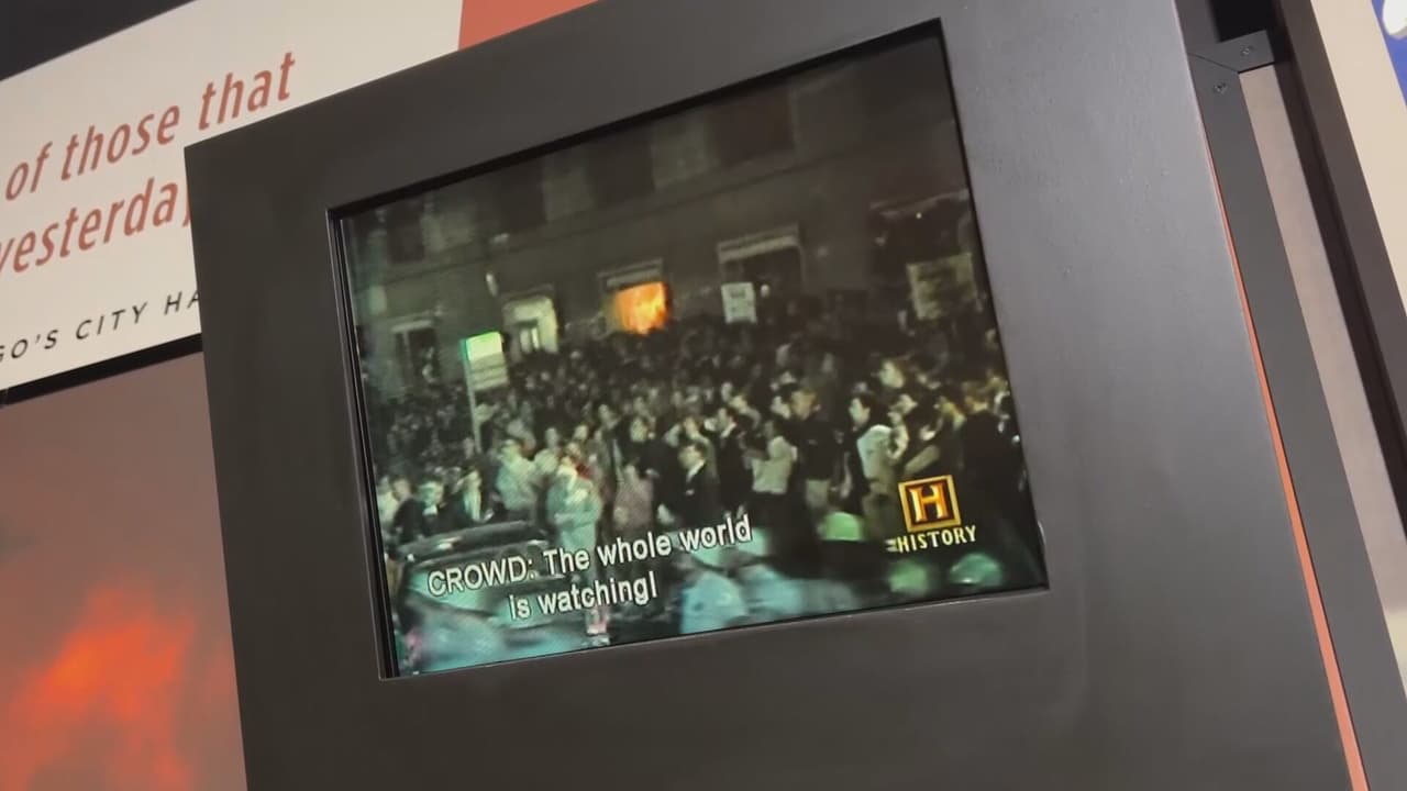 <i><b>"The whole world is Watching"</b></i>
<b> o <i>"El mundo entero está mirando" </i></b>fue la icónica frase con las que estas protestas se dieron a conocer adentro y afuera de Estados Unidos.