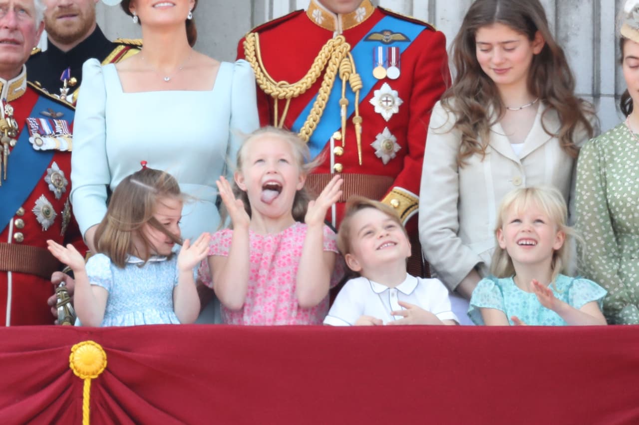 Los príncipes Charlotte y George, y sus primas Savannah e Isla Phillips fueron los más divertidos durante el desfile militar 'Trooping the Colour', que celebra el cumpleaños de Isabel II, este sábado 9 de junio.