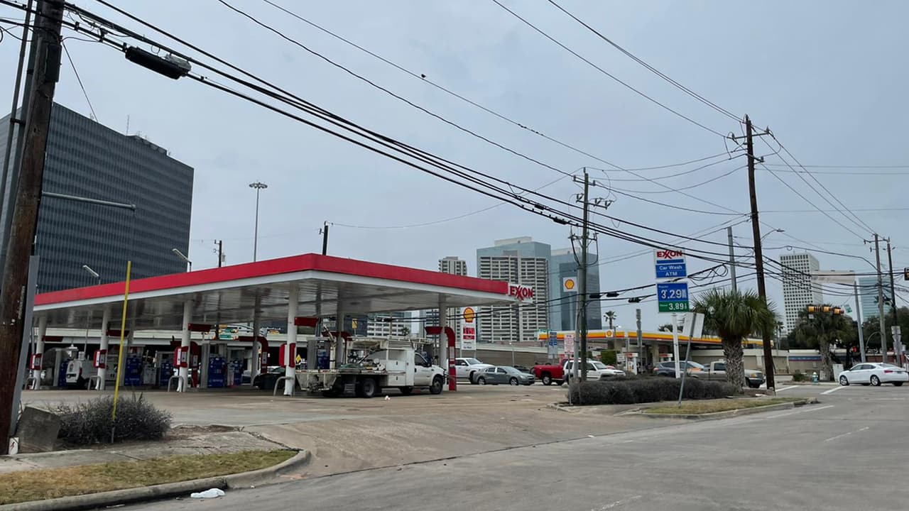 En algunos establecimientos de Houston el galón de gasolina se encuentra hasta en $3.29 este viernes.