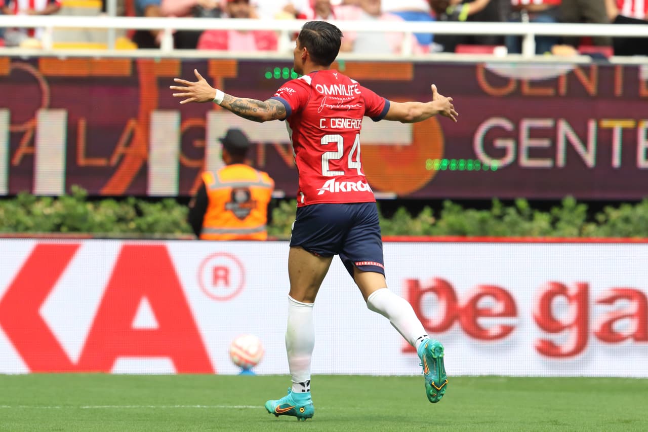 Al 11’, Carlos Cisneros abrió el marcador tras un rebote provocad por un desborde y un doble disparo de Alexis Vega dentro del área. Sin embargo, el VAR echó para atrás la anotación al percatarse que Cisneros se ayudó de su mano para meter el balón cuando esté rebotó en el poste al momento de barrerse.