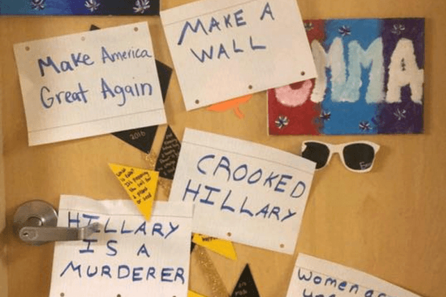 Llenan la puerta del dormitorio de una joven latina con mensajes a favor de Trump en una universidad de Iowa