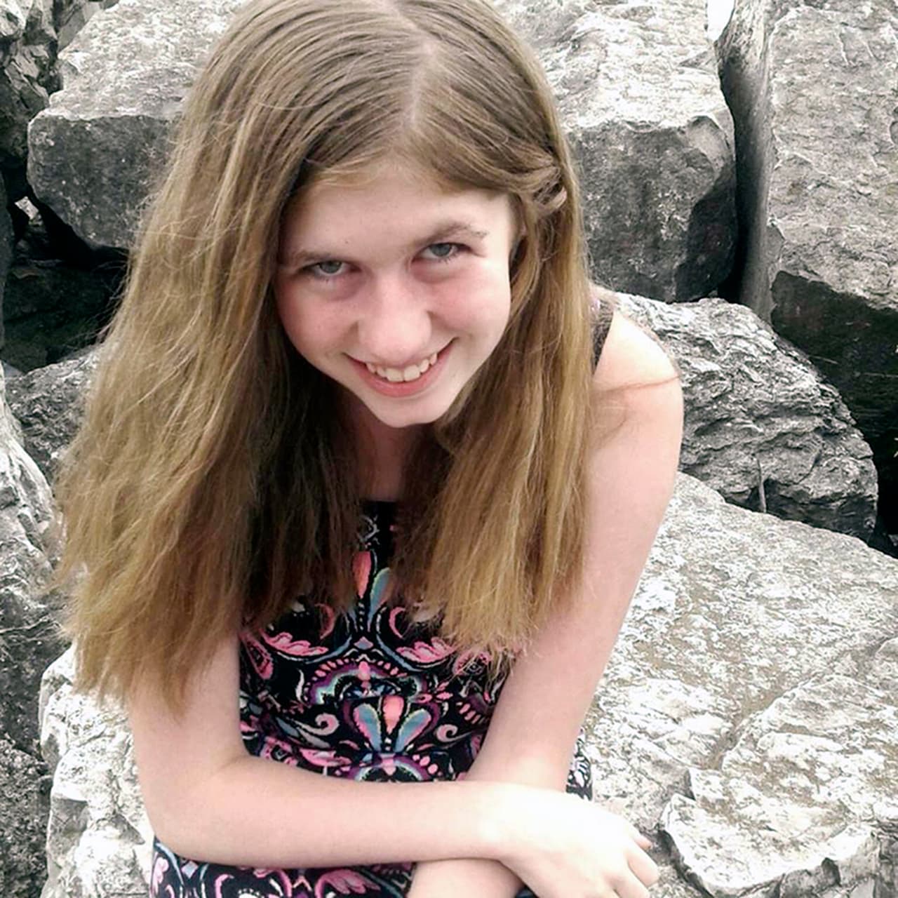 Jayme Closs, quien desapareció el 15 de octubre cuando sus padres fueron asesinados en la casa familiar,
<b><a href="https://www.univision.com/noticias/desapariciones/asi-fue-el-rescate-de-la-nina-jayme-closs-en-el-que-una-vecina-y-su-perro-fueron-la-clave">logró escapar de su captor</a></b> el 11 de enero de 2019.