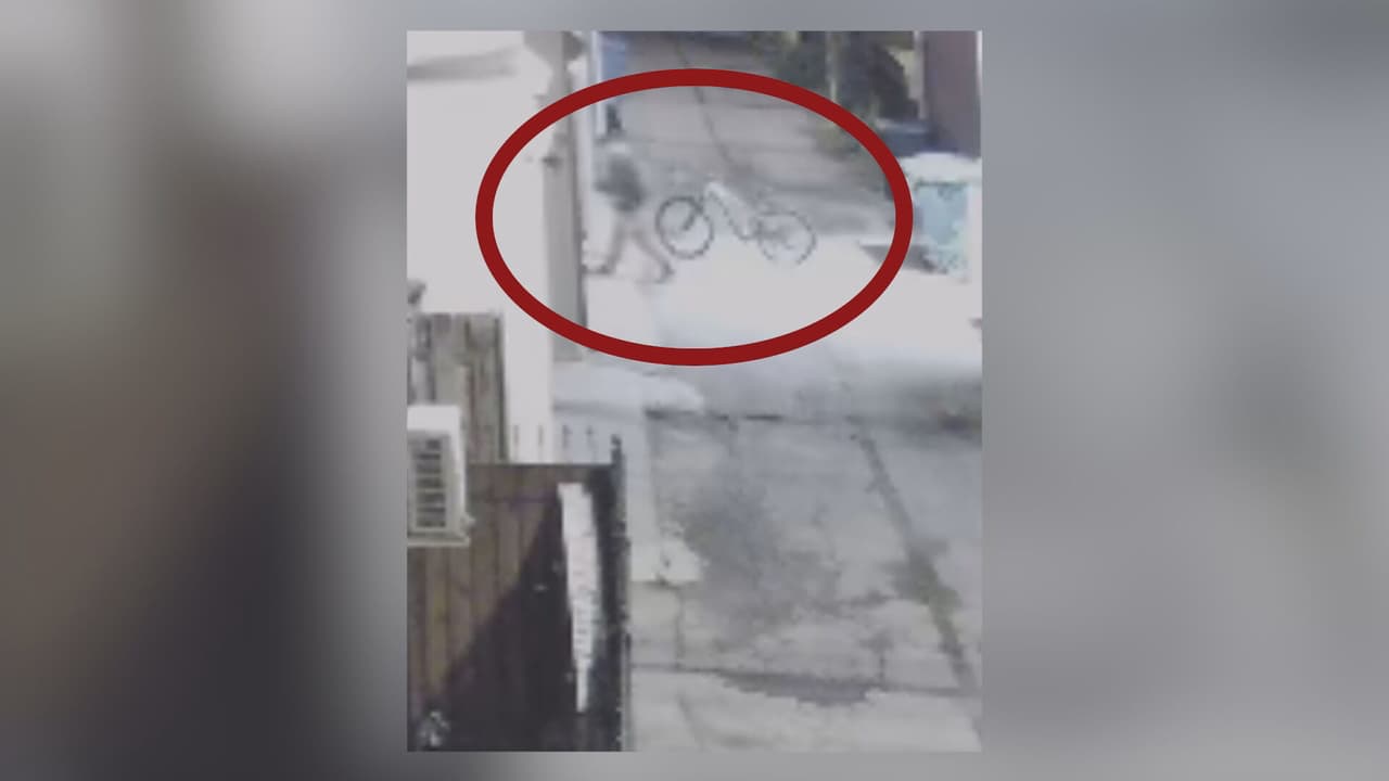 Roban bicicletas de cocheras al oeste de la ciudad.