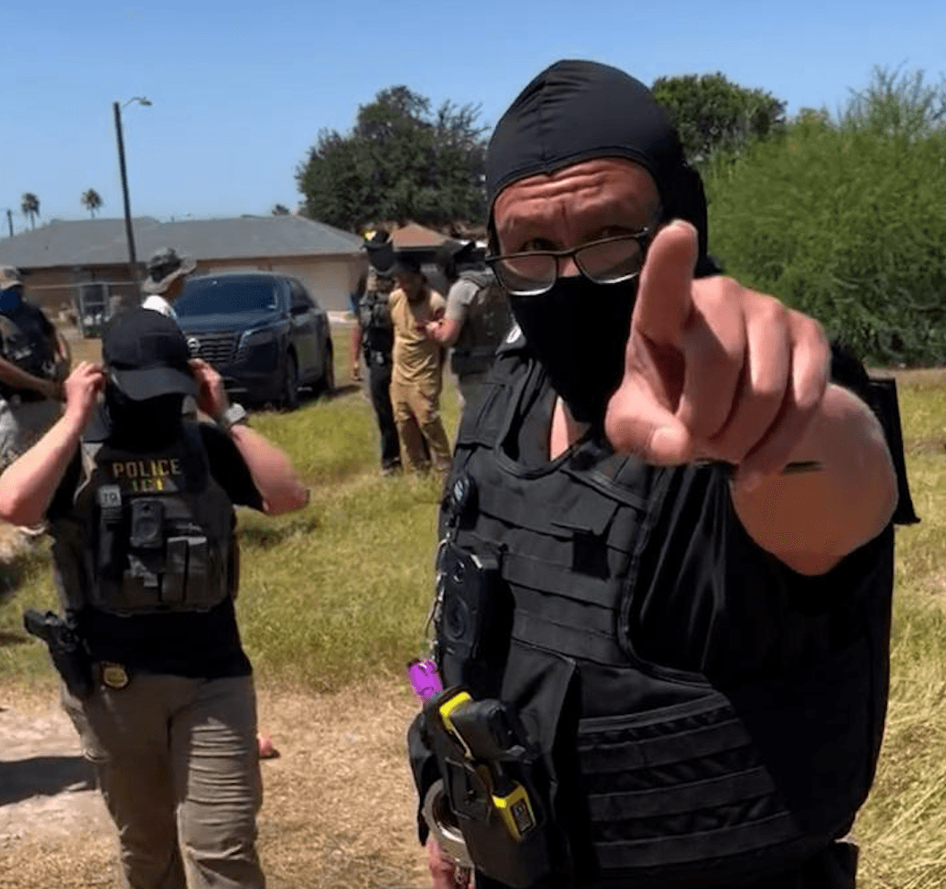 Polémico operativo de ICE en Texas termina con un ciudadano estadounidense esposado