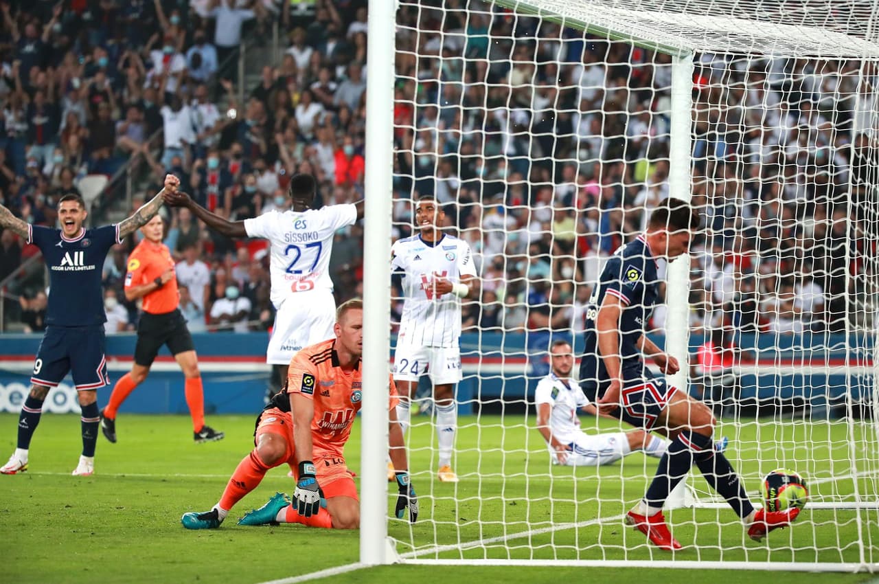 Paris Saint-Germain suma su segunda victoria en la Ligue 1 ante Estrasburgo 4-0. Mauro Icardi (3'), Kylian Mbappé (25'), Julian Draxler (27') y Pablo Sarabia (86') anotaron para el equipo local, mientras que para el Racing fueron Kevin Gameiro y Ludovic Ajorque. Previo al encuentro, el equipo parisino presentó a sus nuevos jugadores: Lionel Messi, Sergio Ramos, Gianluigi Donnaruma, Achraf Hakimi y Georginio Wijnaldum.