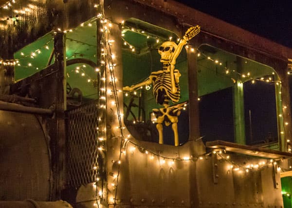 <b>Haunted Express Night (NJ):</b> Lleva a tus hijos a dar un paseo en tren por el bosque hechizado de Allaire State Park . Una tradición anual que ya tiene décadas . Los trenes salen cada media hora entre las 7.30 PM y las 9.30 PM, todos los fines de semana a partir del 14 de Octubre.
<br>
<br>