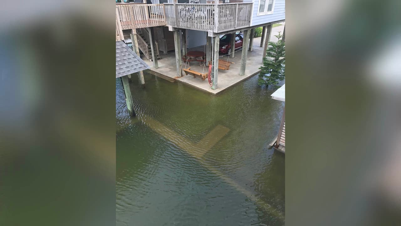Residentes de Sea Isle, al oeste de
<a href="https://www.univision.com/local/houston-kxln/piden-prepararse-a-residentes-del-condado-harris-por-posible-impacto-de-la-tormenta-tropical-beta">Galveston</a>, compartieron fotografías que muestran como el nivel de agua ha subido este domingo.