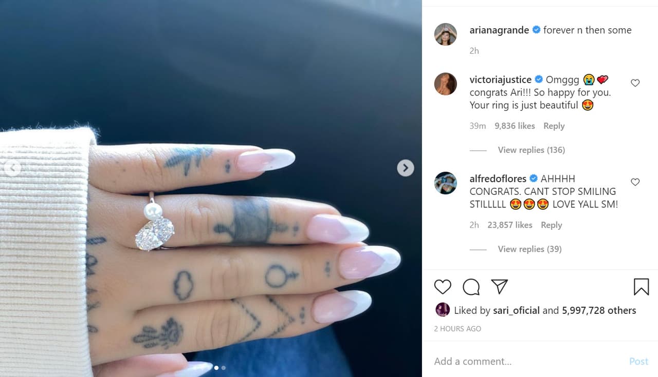Ariana Grande usó su cuenta de Instagram para dar a conocer el compromiso en donde además presumió el
<b><a href="https://www.instagram.com/p/CJB4svPlDD_/" target="_blank">enorme anillo de diamantes </a></b>que le dio su novio. No dio detalles de las próximas nupcias.
<br>
