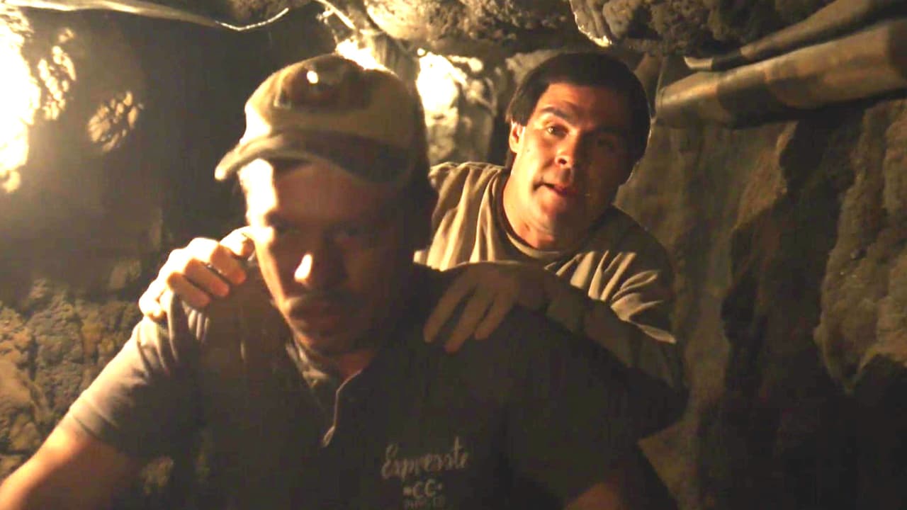 <b><a href="https://www.univision.com/series/el-chapo/el-chapo-joaquin-guzman-loera-escapo-del-penal-de-almoloya-de-juarez-a-traves-de-un-tunel-escena-del-dia-video">Sus hombres lo llevaron en moto a través del túnel, dejando obstáculos para dificultar la persecución</a></b>.