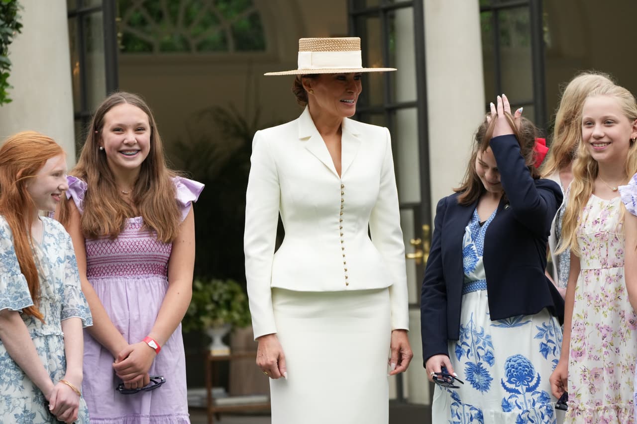 La primera dama Melania Trump asiste a un evento de educación cultural en el Pabellón de Tenis de la Casa Blanca, en el Jardín Sur de la Casa Blanca, en Washington, el martes 28 de abril de 2026. (Foto de AP/Jacquelyn Martin)