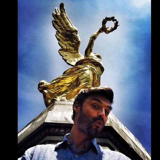 Le encanta presumir todos los lugares que visita.