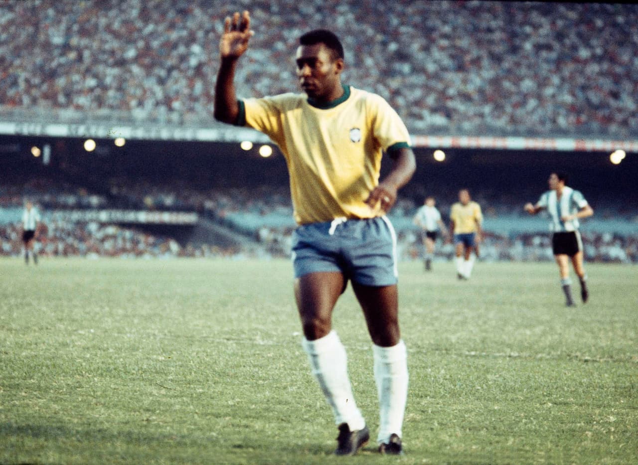 Pelé, de Brasil, aparece durante la final de la Copa Mundial de la FIFA contra Italia en el Estadio Azteca de Ciudad de México, el 21 de junio de 1970. Brasil derrotó a Italia por 4-1.