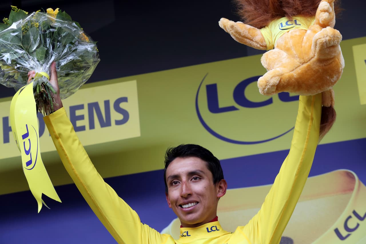 Egan Bernal se hizo con la camiseta amarilla del líder este viernes y la mantuvo el sábado, tras finalizar la 20ma etapa de más de 36 millas en los Alpes.