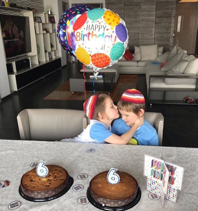 Maritza Rodríguez, su antiguo nombre católico, felicitó a sus hijos con un par de fotografías y un mensaje de amor.
<br>